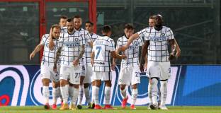 Интер изхвърли Кротоне от Серия А - нерадзурите докосват титлата (видео)